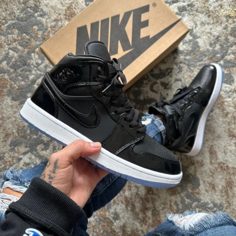 JORDAN RETRO 1 CHAROL NEGRO Y BLANCO