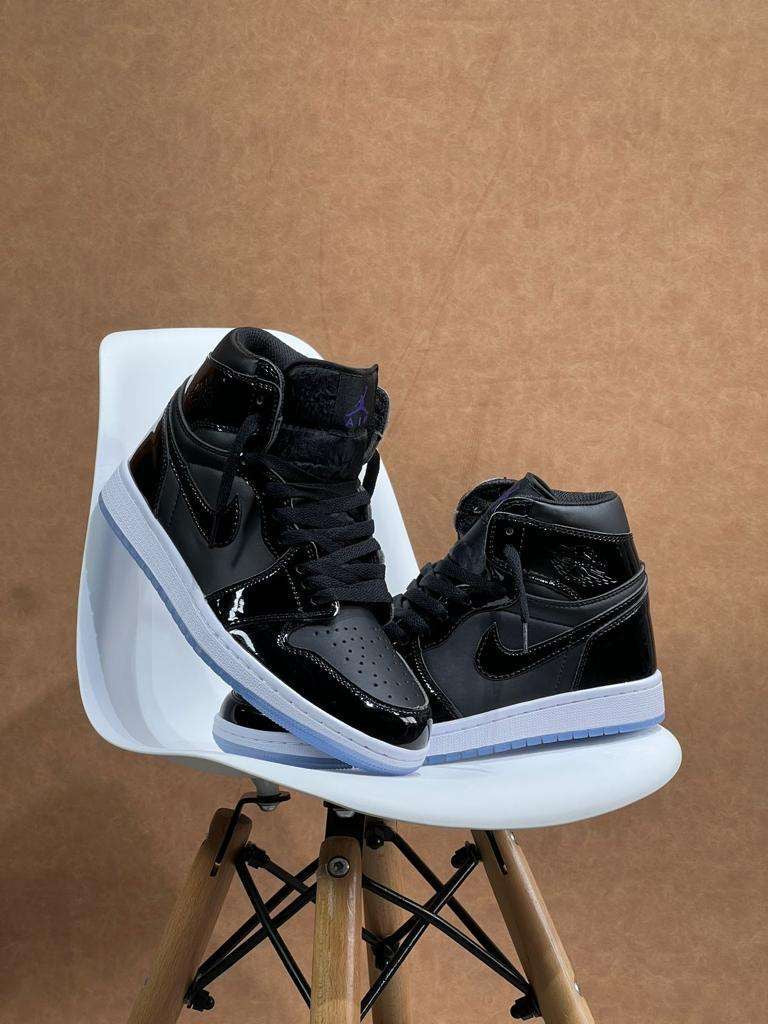 JORDAN RETRO 1 CHAROL NEGRO Y BLANCO