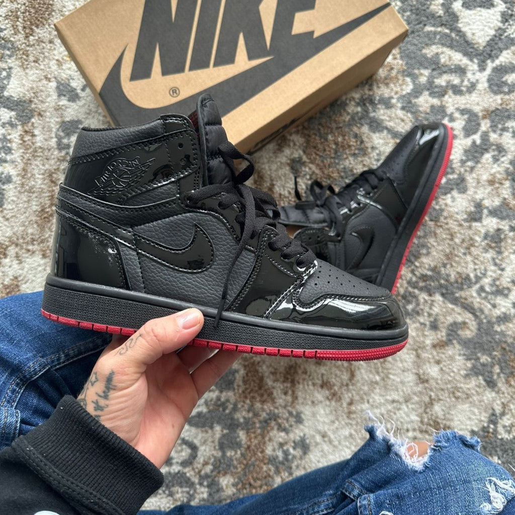 JORDAN RETRO 1 CHAROL NEGRO - ROJO