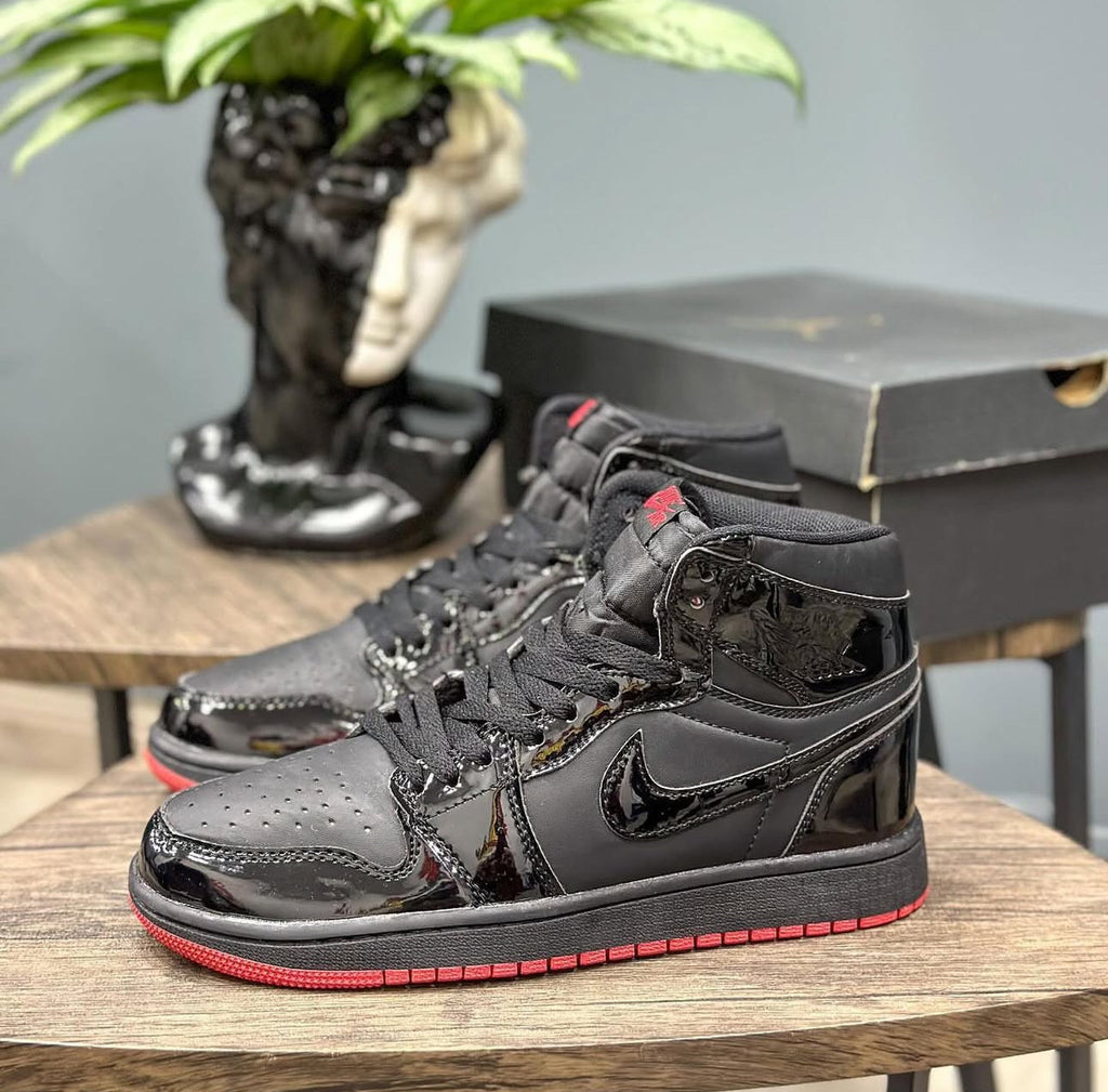 JORDAN RETRO 1 CHAROL NEGRO - ROJO