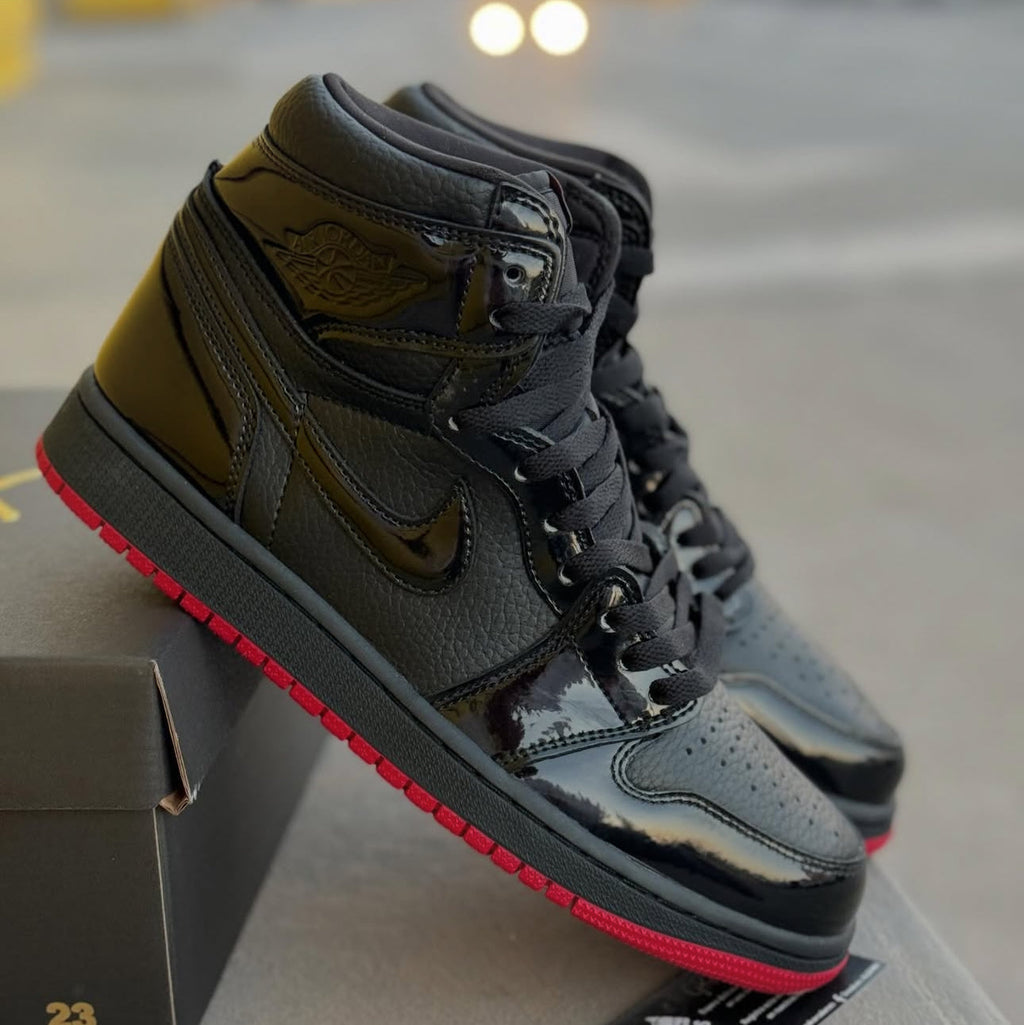 JORDAN RETRO 1 CHAROL NEGRO - ROJO