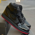 JORDAN RETRO 1 CHAROL NEGRO - ROJO