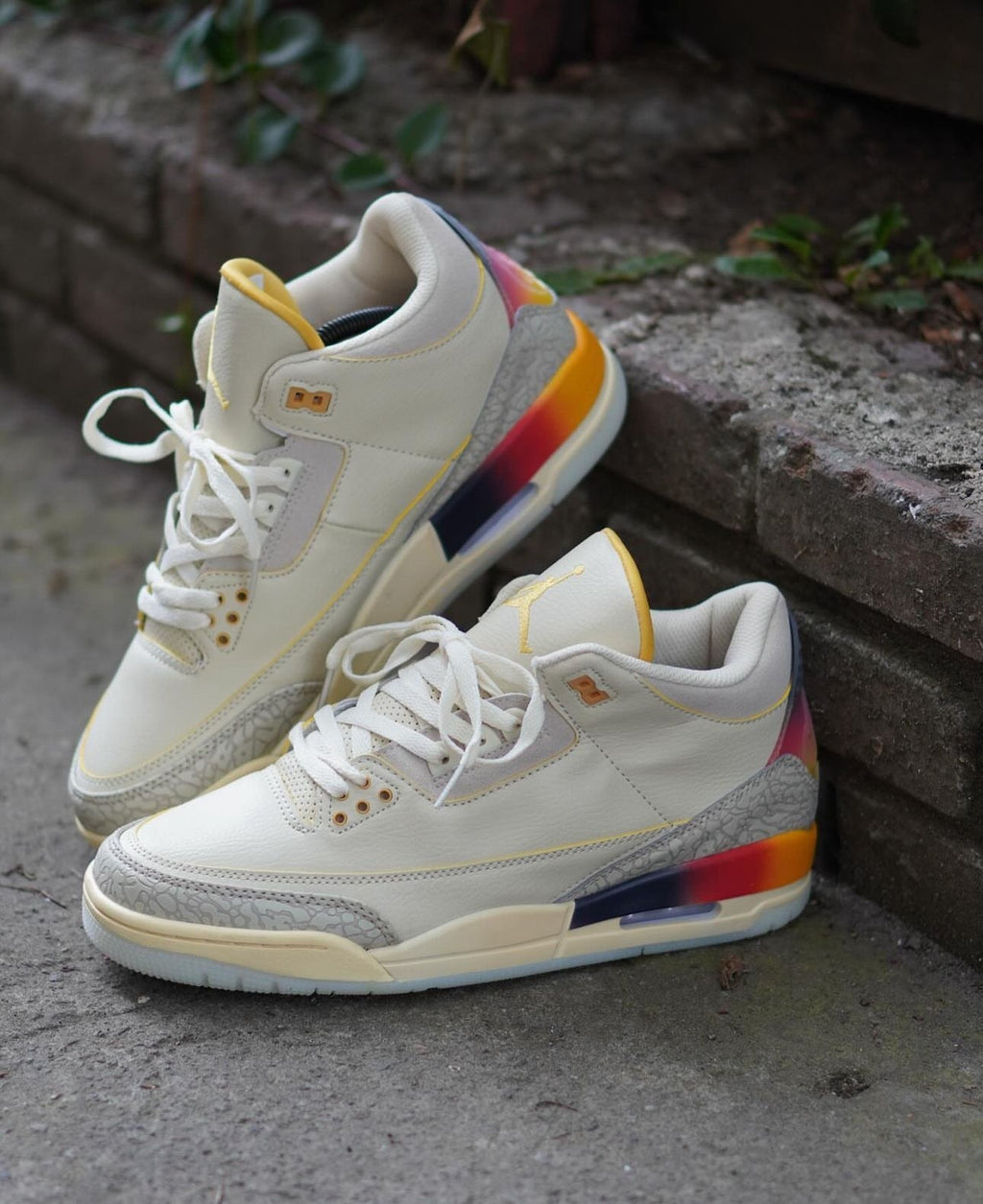 JORDAN RETRO J BALVIN BEIGE