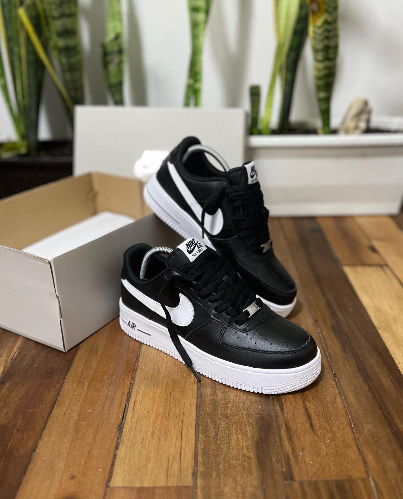 Nike Air Force One Negro Suela Blanca